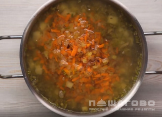 Фото приготовления рецепта: Щавелевый суп классический с яйцом - шаг 4