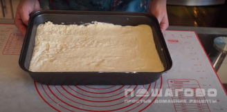 Фото приготовления рецепта: Бисквитное пирожное с масляным кремом - шаг 5
