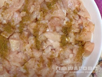 Фото приготовления рецепта: Куриное филе под шубой с картофелем - шаг 1
