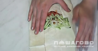 Фото приготовления рецепта: Шаурма с колбасой и капустой - шаг 8