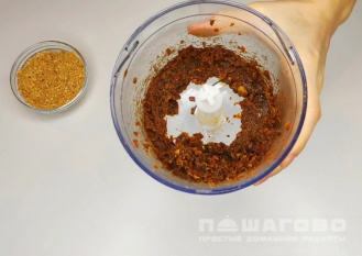 Фото приготовления рецепта: Полезные веганские конфеты из фиников - шаг 3