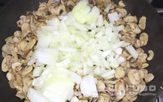 Фото приготовления рецепта: Салат с курицей, грибами и черносливом - шаг 2