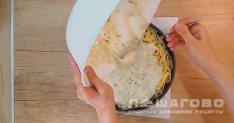 Фото приготовления рецепта: Заливной пирог на кефире с сыром - шаг 10