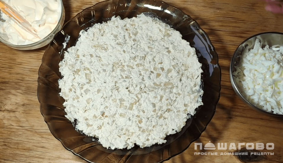 Фото приготовления рецепта: Салат с курицей и бананом - шаг 4