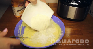 Фото приготовления рецепта: Апельсиновый пирог в мультиварке с кукурузной мукой - шаг 6
