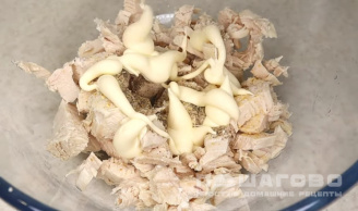 Фото приготовления рецепта: Салат с курицей, грибами и черносливом - шаг 4