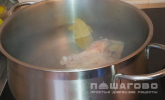 Фото приготовления рецепта: Куриный суп с грибами шампиньонами и зеленью - шаг 1
