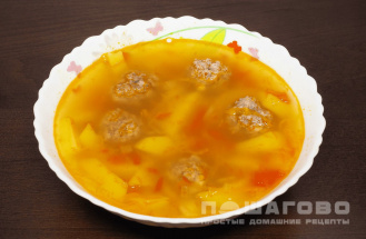 Фото приготовления рецепта: Суп с фрикадельками в мультиварке - шаг 4