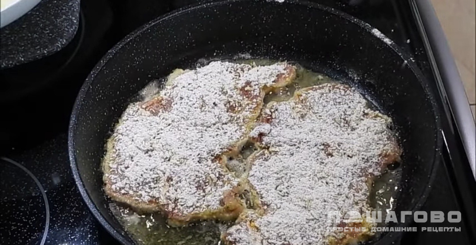 Фото приготовления рецепта: Мясо по-французски на сковороде - шаг 10
