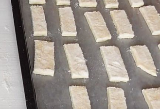 Фото приготовления рецепта: Рубленое тесто на маргарине - шаг 8