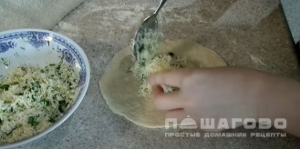 Фото приготовления рецепта: Лепёшки с сыром и зеленью жареные на сковороде - шаг 8
