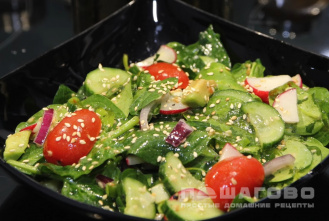 Фото приготовления рецепта: Салат со шпинатом и овощами - шаг 2