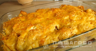 Фото приготовления рецепта: Картофельная запеканка с курицей и сыром - шаг 7