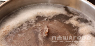 Фото приготовления рецепта: Ароматный говяжий бульон с гвоздикой - шаг 3