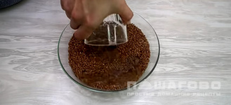 Фото приготовления рецепта: Каша гречневая рассыпчатая на воде в кастрюле - шаг 1