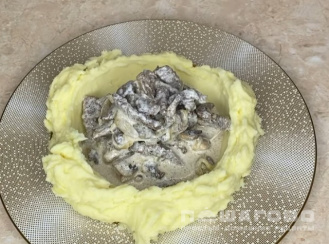 Фото приготовления рецепта: Мясо по-строгановски с грибами - шаг 5