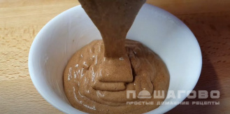Фото приготовления рецепта: Банановый кекс с какао в микроволновке - шаг 3
