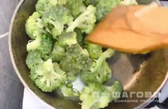 Фото приготовления рецепта: Горячий салат из брокколи по-китайски - шаг 10
