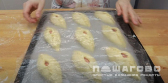 Фото приготовления рецепта: Духовые пирожки Расстегай с рыбными консервами - шаг 18