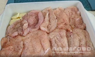 Фото приготовления рецепта: Мясо по-французски с картофелем и грибами - шаг 3