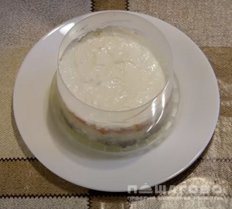 Фото приготовления рецепта: Классический салат «Мимоза» - шаг 9