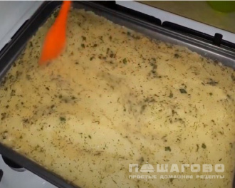 Фото приготовления рецепта: Картофельная запеканка с рыбным фаршем в духовке - шаг 6