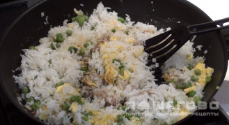 Фото приготовления рецепта: Жареный рис с яйцом по-китайски - шаг 5