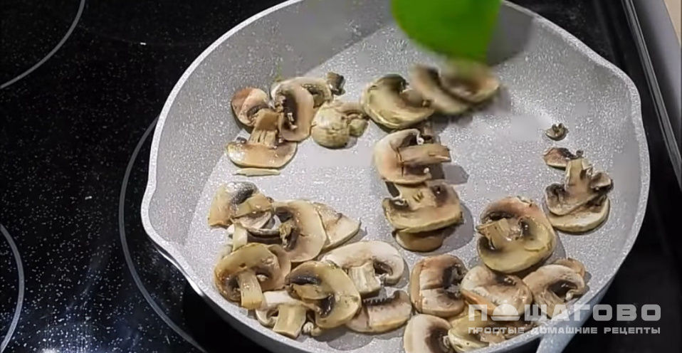 Фото приготовления рецепта: Мясо по-французски на сковороде - шаг 4