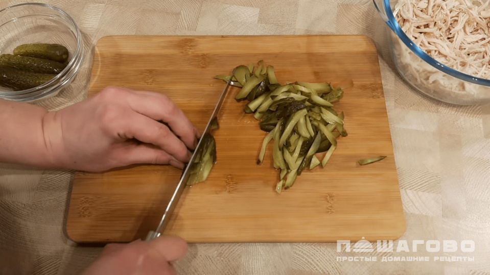 Фото приготовления рецепта: Салат с курицей и морковью по-корейски - шаг 1