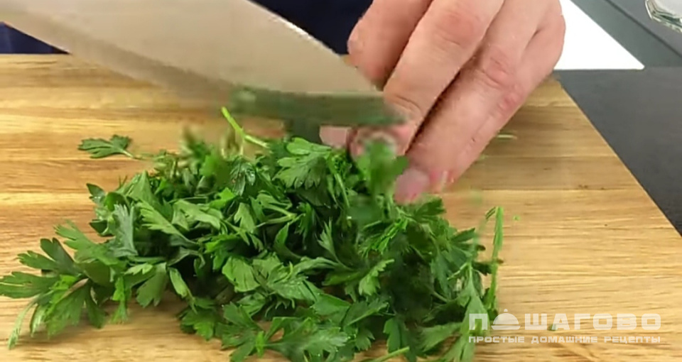 Фото приготовления рецепта: Салат со свининой и огурцами - шаг 12