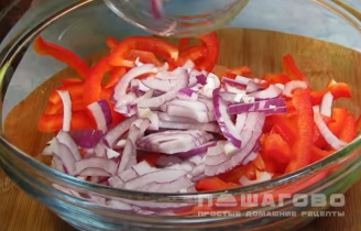 Фото приготовления рецепта: Салат с фасолью и мясом - шаг 2