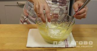 Фото приготовления рецепта: Пирог с заварным кремом и клубникой - шаг 7