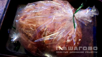 Фото приготовления рецепта: Антрекот из свинины в рукаве в духовке - шаг 3
