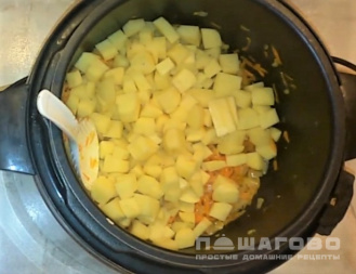 Фото приготовления рецепта: Суп щавелевый в мультиварке - шаг 3