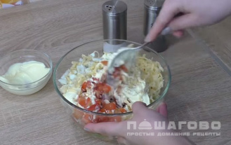 Фото приготовления рецепта: Легкий салат с креветками - шаг 4