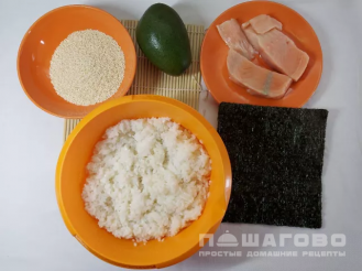 Фото приготовления рецепта: Популярные роллы с семгой и авокадо - шаг 1