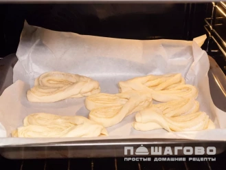 Фото приготовления рецепта: Сахарные булочки сердечки - шаг 6