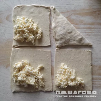 Фото приготовления рецепта: Слоеные пирожки с сыром - шаг 2