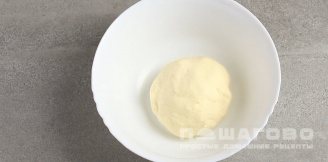 Фото приготовления рецепта: Сырные лепешки с чесноком в духовке - шаг 2