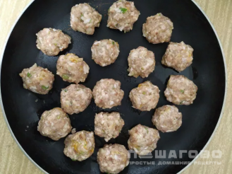 Фото приготовления рецепта: Сливочная запеканка со свиными фрикадельками и кабачком - шаг 3