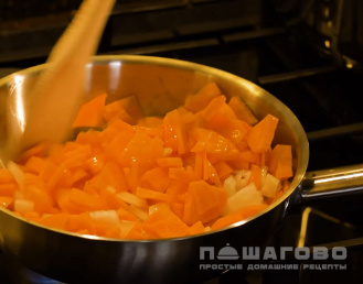 Фото приготовления рецепта: Мясной бульон с овощами и картофелем - шаг 1