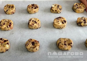 Фото приготовления рецепта: Печенье с шоколадными каплями (орехами) - шаг 4