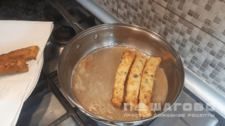 Фото приготовления рецепта: Хлебные палочки с пряностями на кефире - шаг 3