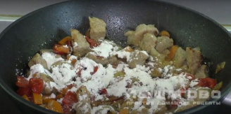 Фото приготовления рецепта: Жаркое со свининой, грибами и овощами - шаг 5