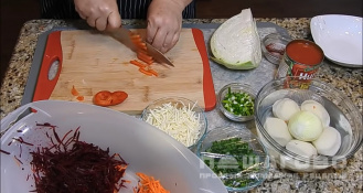 Фото приготовления рецепта: Борщ классический с перцем, укропом и чесноком - шаг 3