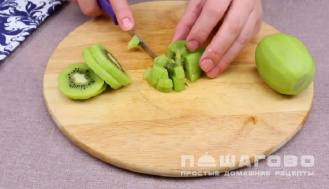 Фото приготовления рецепта: Слоеный салат с киви - шаг 2