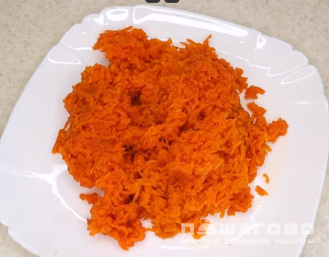 Фото приготовления рецепта: Салат с курицей, грибами и черносливом - шаг 1