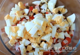 Фото приготовления рецепта: Салат с фасолью и крабовыми палочками - шаг 2