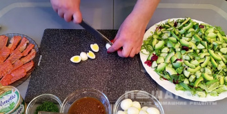 Фото приготовления рецепта: Салат с авокадо и красной рыбой - шаг 5