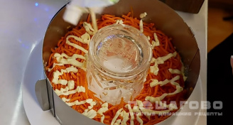 Фото приготовления рецепта: Салат "Изумрудный браслет" с курицей корейской морковью и киви - шаг 6